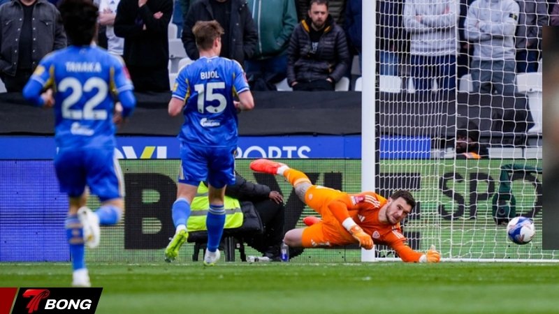 Leeds hạ West Ham trên chấm luân lưu nghẹt thở